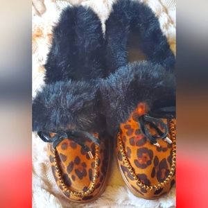 Womens leopard print mocassin type slippers